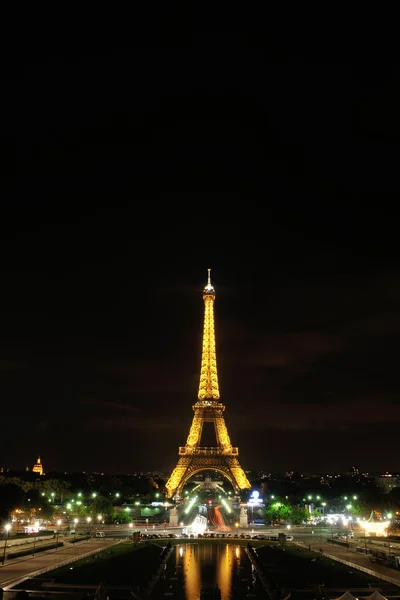 Torre eiffet em Paris à noite — Fotografia de Stock