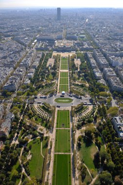 bir gün Paris'te Eyfel Kulesi