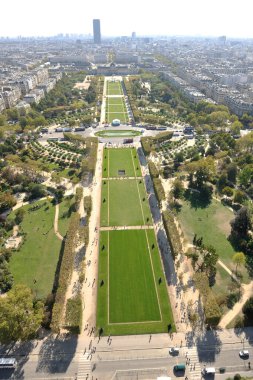bir gün Paris'te Eyfel Kulesi
