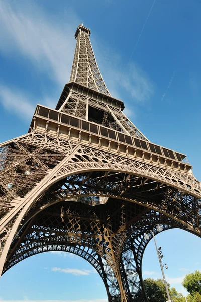 日にパリのエッフェル塔 — ストック写真