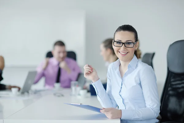 Business kvinna står med sin personal i bakgrunden — Stockfoto