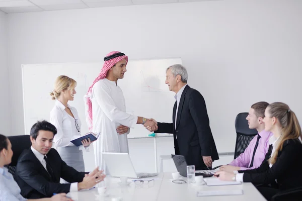 Homme d'affaires arabe à la réunion — Photo