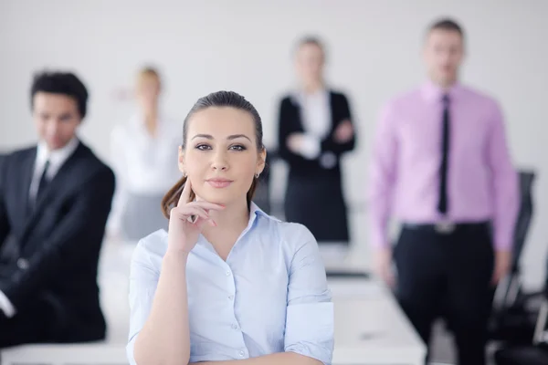 Business kvinna står med sin personal i bakgrunden — Stockfoto