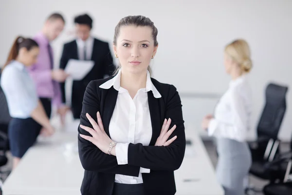 Obchodní žena stojící s její zaměstnanci v pozadí — Stock fotografie