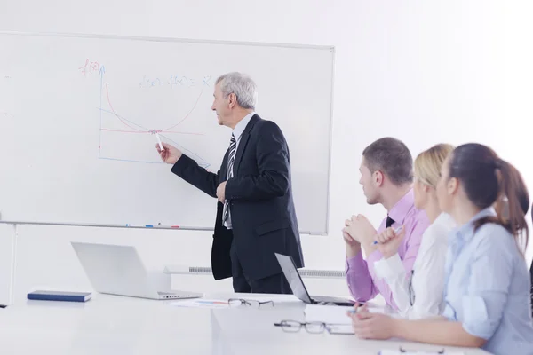 Hombre de negocios senior dando una presentación — Foto de Stock