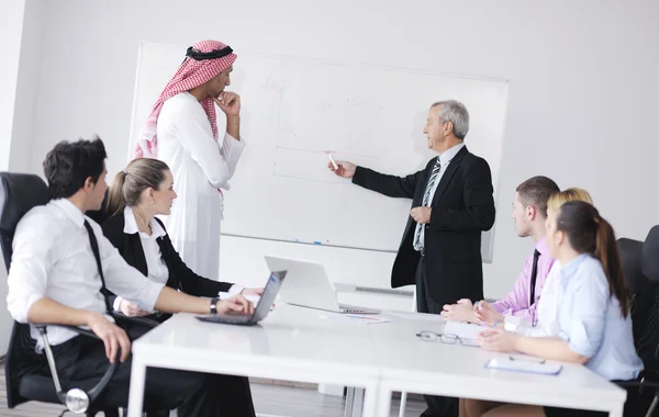 Ιδιαίτερο σχήμα αραβικού επιχειρηματίας συνεδρίαση — Φωτογραφία Αρχείου