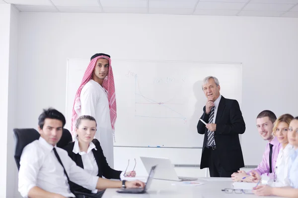 Arabiska affärsman vid möte — Stockfoto