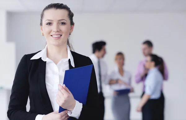 Business kvinna står med sin personal i bakgrunden — Stockfoto