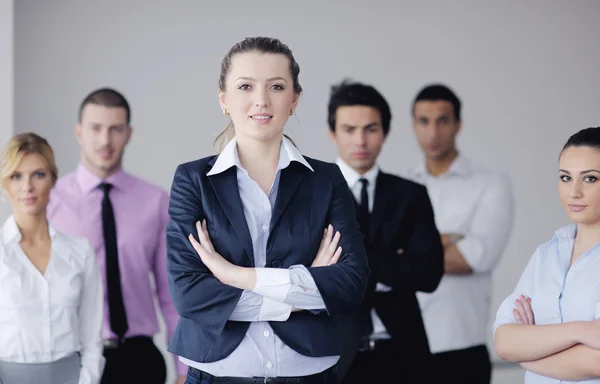 Geschäftsfrau steht mit ihren Mitarbeitern im Hintergrund — Stockfoto