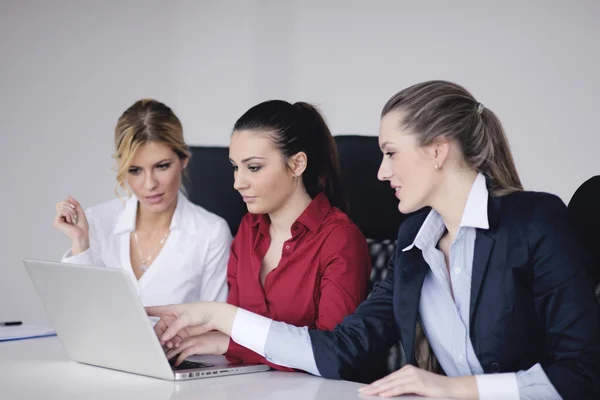 Bedrijfsgroep vrouw met hoofdtelefoon — Stockfoto