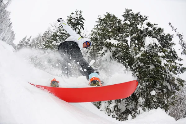 Snowboarder em neve profunda fresca — Fotografia de Stock