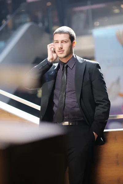 Joven hombre de negocios hablando por teléfono celular — Foto de Stock