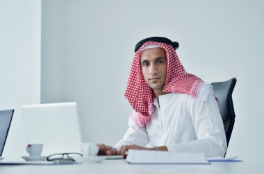 Arap iş adamı parlak ofisi