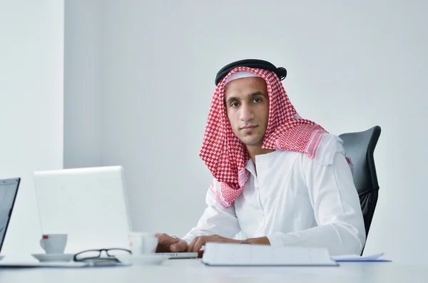 Emiraty działalności człowieka w biurze jasny — Zdjęcie stockowe