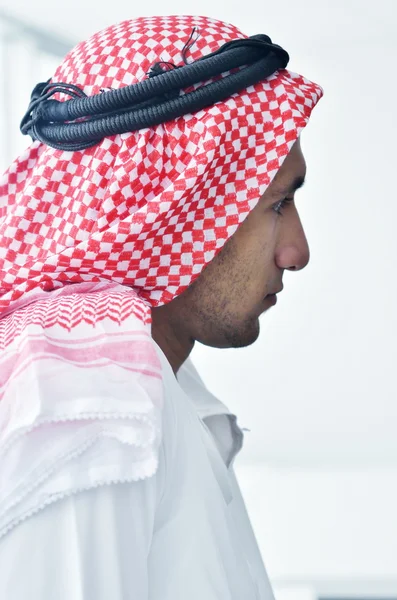 Hombre de negocios árabe en la oficina brillante —  Fotos de Stock