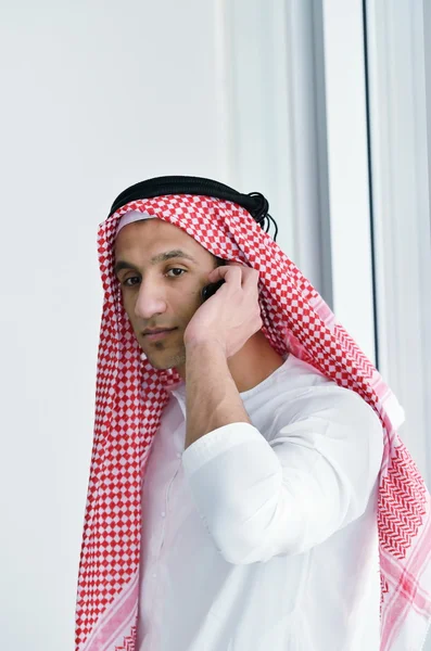 Homme d'affaires arabe au bureau lumineux — Photo