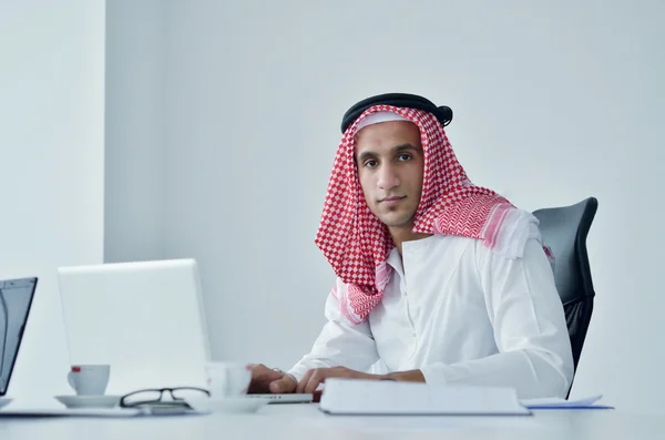 Emiraty działalności człowieka w biurze jasny — Zdjęcie stockowe