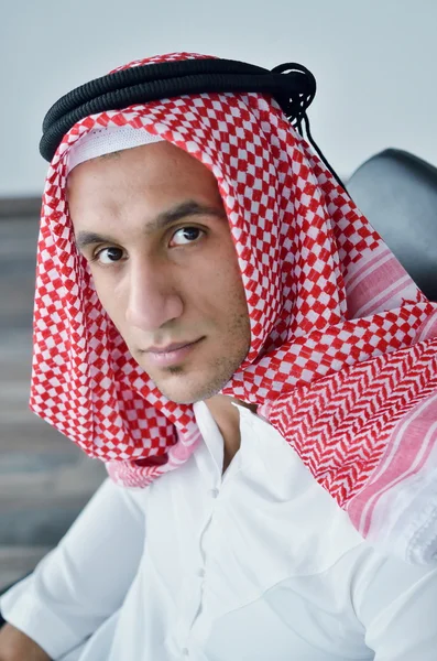 Hombre de negocios árabe en la oficina brillante —  Fotos de Stock