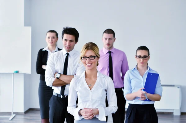 Geschäftsfrau steht mit ihren Mitarbeitern im Hintergrund — Stockfoto