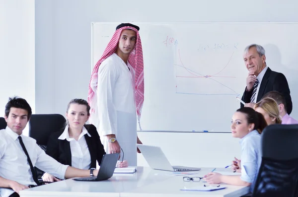 Arabischer Geschäftsmann bei Treffen — Stockfoto