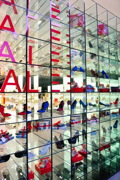 Sapatos de mulher na loja — Fotografia de Stock
