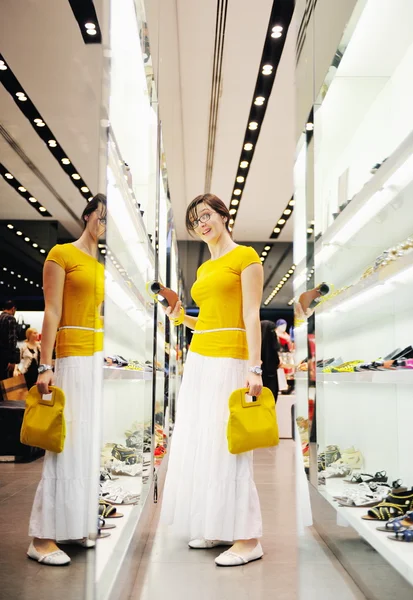 행복 한 여자 쇼핑 — 스톡 사진