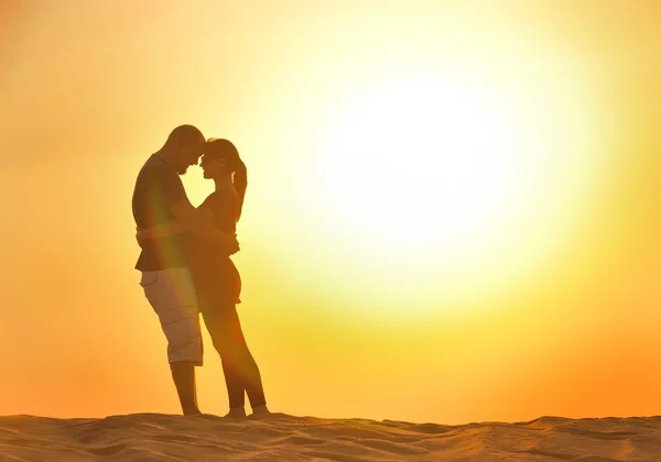 Couple profitant du coucher du soleil — Photo