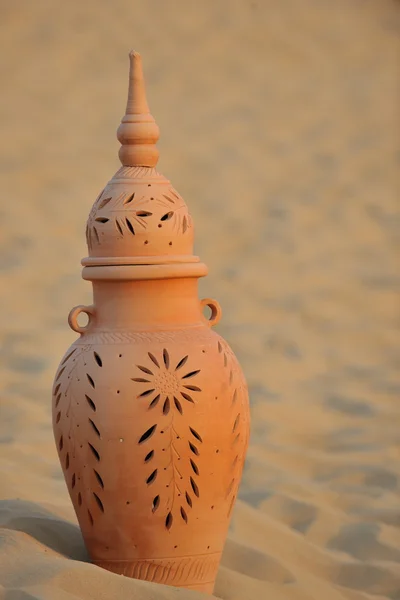 Pot arabe dans le sable — Photo