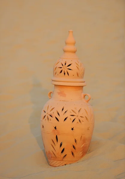 砂の中のアラビア語の鍋 — ストック写真
