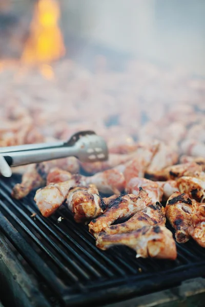 Barbecue avec barbecue au poulet — Photo