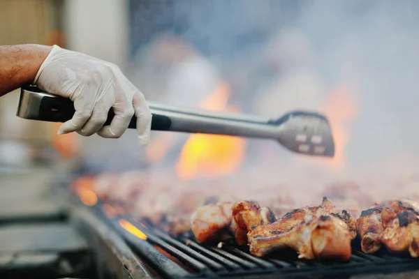 Barbecue avec barbecue au poulet — Photo