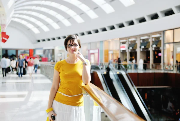 Glad kvinna shopping — Stockfoto