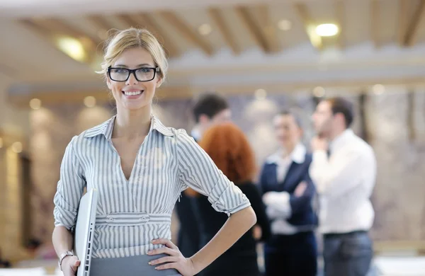 Ділова жінка стоїть зі своїм персоналом на конференції — стокове фото