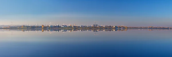 Panorama da cidade reflectora — Fotografia de Stock
