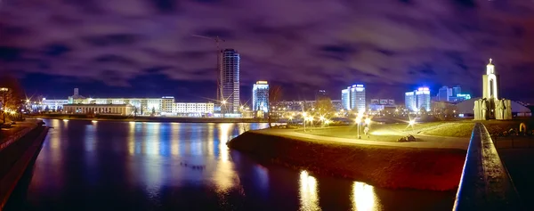 Panorama di Minsk di notte Foto Stock Royalty Free