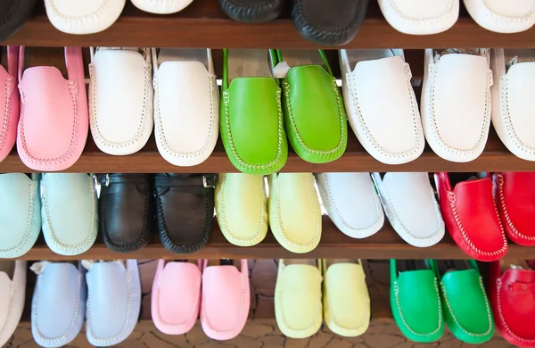 Sapatos de couro coloridos — Fotografia de Stock