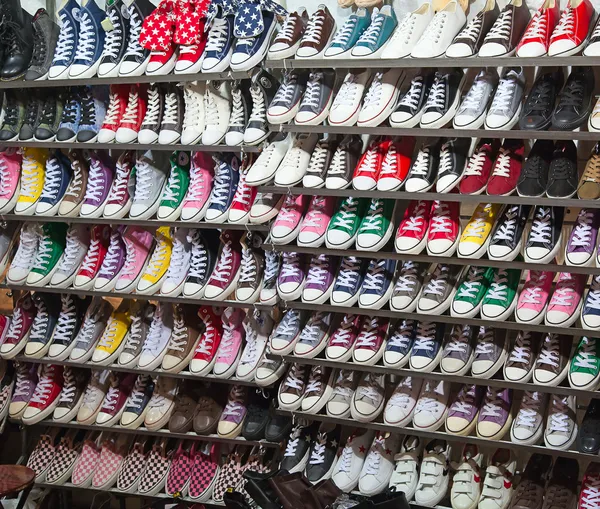 Sapatos de sapatilha à venda — Fotografia de Stock
