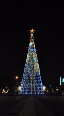 şehir merkezinde büyük Noel ağacı