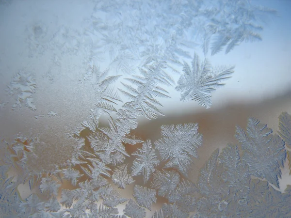 Mrazivý vzor na zimním okně — Stock fotografie