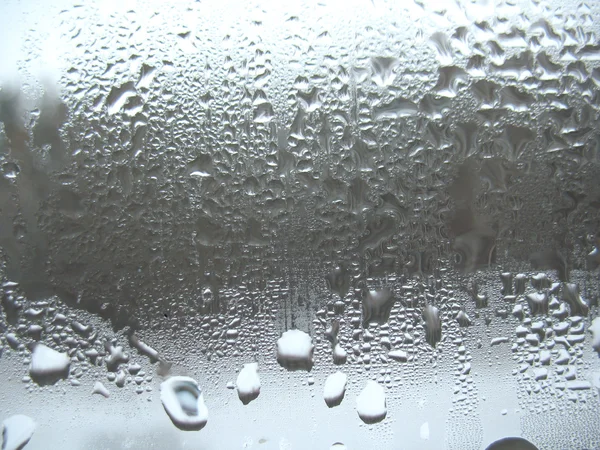 pencere cam ve yağmur damlaları