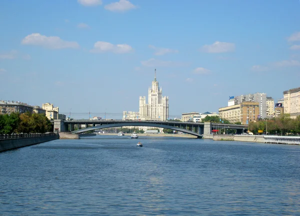 Řeka, budovy a nábřeží — Stock fotografie