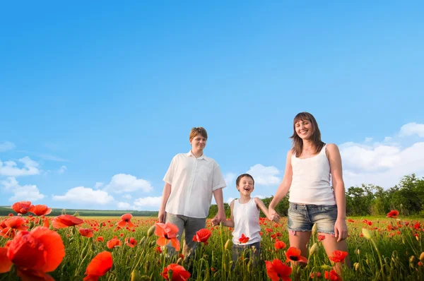 赤いケシ畑で家族 — ストック写真