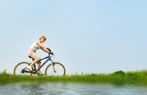 Chica relajarse en bicicleta — Foto de Stock