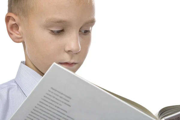 Ребенок читает книгу. — стоковое фото