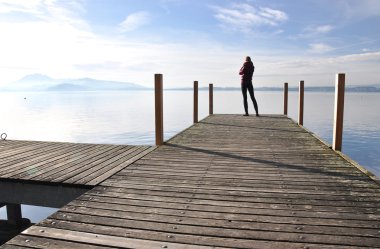 pier Girl on. Göl Zug, İsviçre