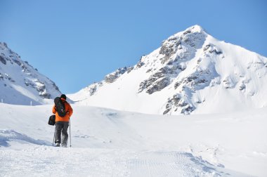 Kar ayakkabılarını dağ parça boyunca hiking