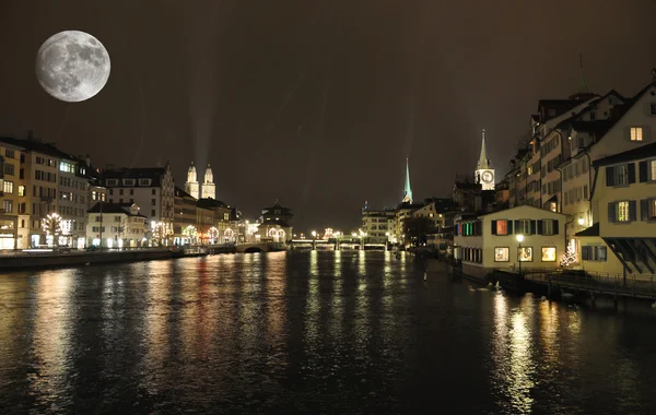 Zurique no centro da cidade à noite — Fotografia de Stock