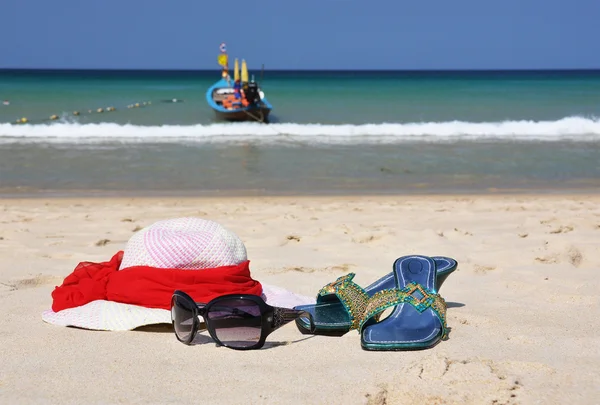 Slaměný klobouk na pláži ostrova phuket, Thajsko — Stock fotografie