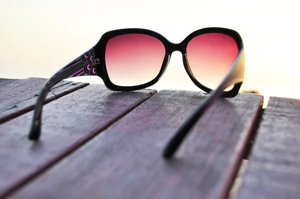 Солнечные очки с видом на закат — стоковое фото