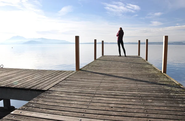 Dívka na molu. jezero Zug, Švýcarsko — Stock fotografie